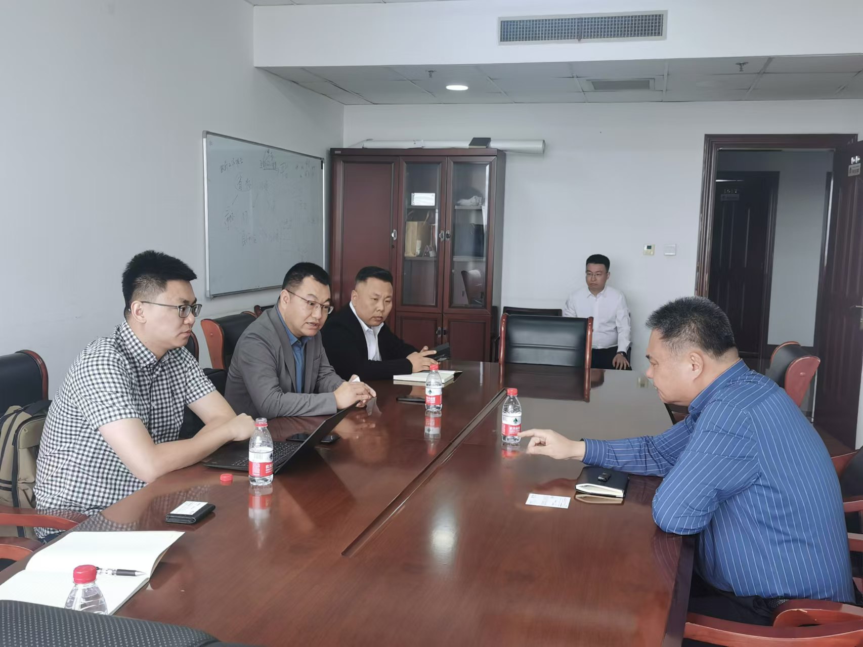 ROGBET荣记应邀拜会齐齐哈尔市人民当局